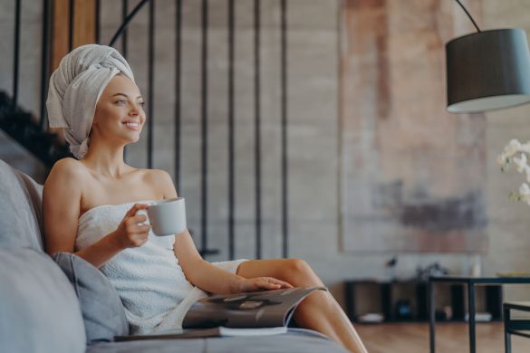 Agencements calmes d'intérieur - femme se relaxant en peignoir avec une tasse dans un salon moderne