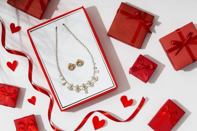 Bijoux fantaisie dorés - parure collier et boucles d'oreilles dans coffret cadeau rouge avec cœurs