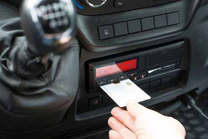 Affichage des symboles de chronotachygraphes sur écran LCD avec ticket imprimé