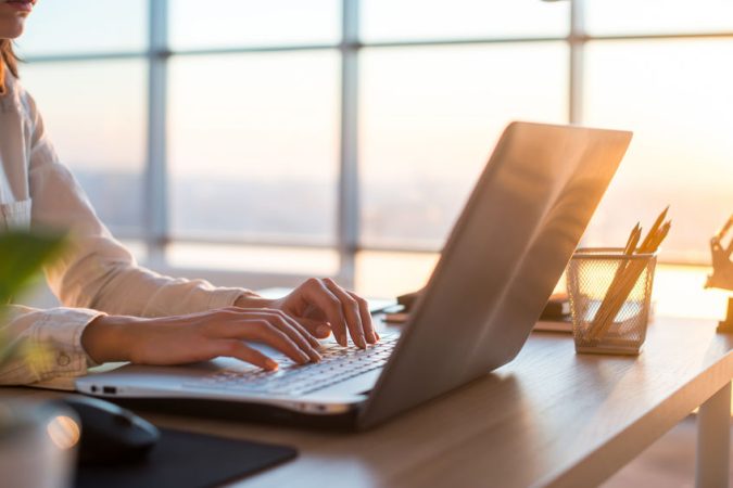 Professionnelle RH travaillant sur ordinateur portable pour digitaliser et optimiser les processus RH