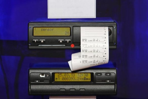 Insertion de carte conducteur dans chronotachygraphe pour activer les symboles
