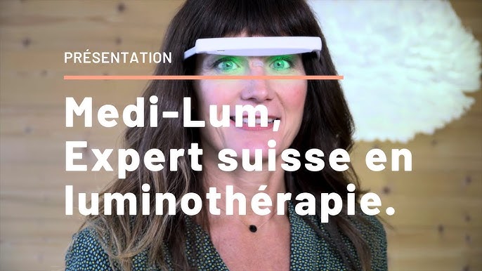 Femme utilisant un dispositif de luminothérapie frontale de Medi-Lum avec un texte "Medi-Lum, Expert suisse en luminothérapie.