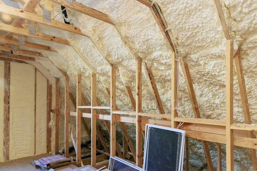 Aménagement de combles avec isolation sous toiture performante Combles aménageables avec isolation sous toiture en mousse projetée sur charpente en bois
