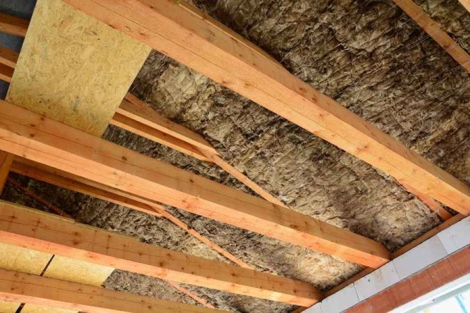Isolation sous toiture en laine minérale installée entre les chevrons d'une charpente