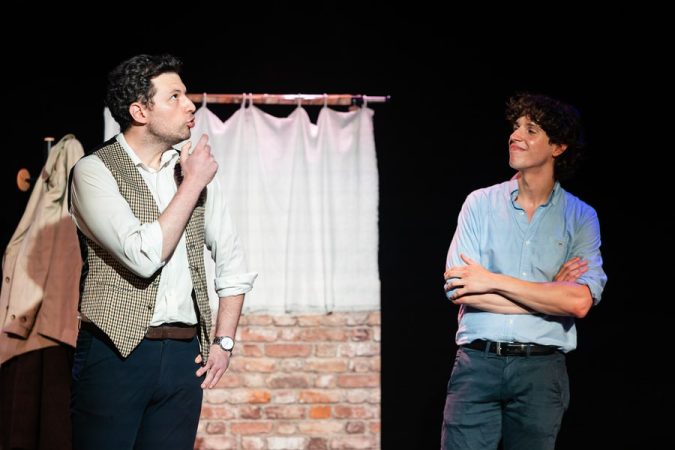 Deux acteurs sur scène, en pleine conversation, après un cours de théâtre à Paris.