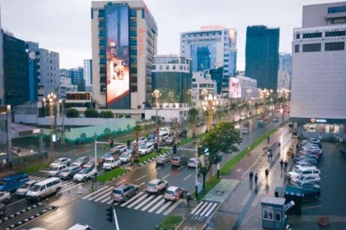 Vue aérienne d'une grande avenue urbaine illustrant comment construire à grande échelle sans polluer avec des bâtiments modernes.