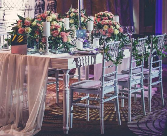 Table de réception ornée de fleurs roses pour illustrer les etapes planification mariage calendrier.